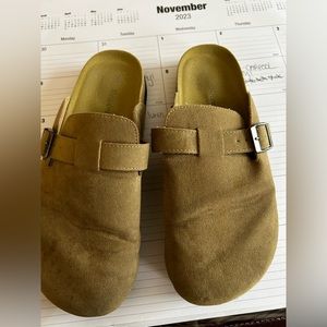 Boston Clogs - size 42 (fit like women 9-9.5)